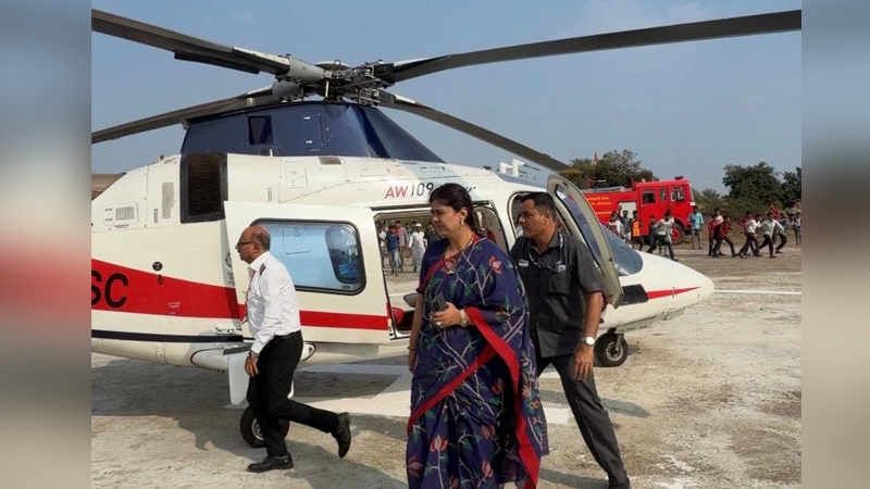 ಬಿಜೆಪಿ ಸಚಿವೆ ಪಂಕಜಾ ಮುಂಡೆ ಹೆಲಿಕಾಪ್ಟರ್ನಲ್ಲಿ ತಾಂತ್ರಿಕ ದೋಷ - ಚುನಾವಣಾ ಪ್ರಚಾರ ರದ್ದು 1 Pankaja Munde