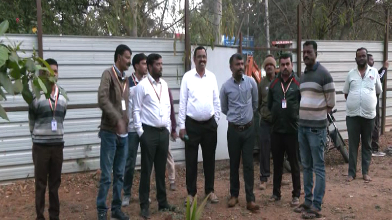 ಅಲ್ಪಸಂಖ್ಯಾತರ ಕಲ್ಯಾಣಕ್ಕೆ ಮೀಸಲಾಗಿದ್ದ ಸರ್ಕಾರಿ ಜಾಗದಲ್ಲಿ ಪೇ & ಪಾರ್ಕ್ ವ್ಯವಹಾರ: ಒತ್ತುವರಿ ತೆರವು 3 Pay and Parking