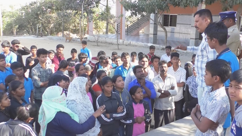 ವಸತಿ ಶಾಲೆಯಲ್ಲಿ ಶಿಕ್ಷಕರ ಒಳಜಗಳ - ಬೀದಿಗೆ ಬಂದ ವಿದ್ಯಾರ್ಥಿಗಳು; ಅಮಾನತಾದ ಶಿಕ್ಷಕರೇ ಬೇಕೆಂದು ಪಟ್ಟು 4 Protest 2