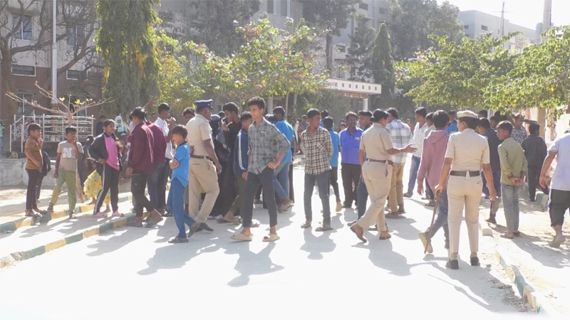 ವಸತಿ ಶಾಲೆಯಲ್ಲಿ ಶಿಕ್ಷಕರ ಒಳಜಗಳ - ಬೀದಿಗೆ ಬಂದ ವಿದ್ಯಾರ್ಥಿಗಳು; ಅಮಾನತಾದ ಶಿಕ್ಷಕರೇ ಬೇಕೆಂದು ಪಟ್ಟು 3 Protest