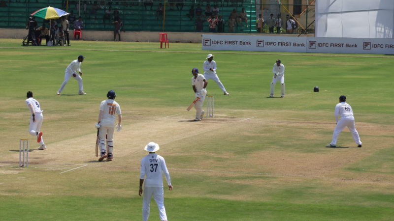 477 ರನ್ಗಳ ಭಾರೀ ಮುನ್ನಡೆಯಲ್ಲಿ ಜಮ್ಮು ಕಾಶ್ಮೀರ - ಹುಬ್ಬಳ್ಳಿಗೆ ಬರುತ್ತಿದ್ದಾರೆ ಸಿಎಂ ಒಮರ್ ಅಬ್ದುಲ್ಲಾ 1 Ranji Trophy Final Jammu Kashmir vs Karnataka