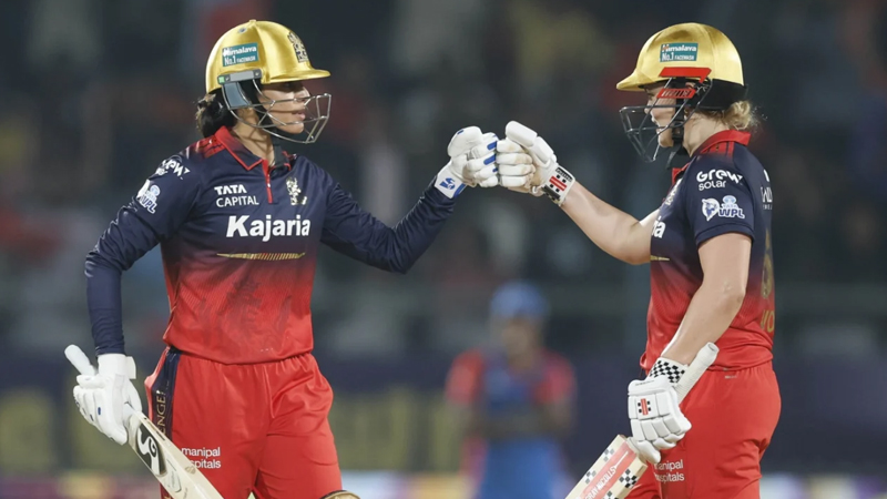 WPL Champions | ʻಹೆಣ್ಮಕ್ಕಳೇ ಸ್ಟ್ರಾಂಗು ಗುರುʼ - 2ನೇ ಬಾರಿಗೆ ಚಾಂಪಿಯನ್ ಕಿರೀಟ; RCB ಹ್ಯಾಟ್ರಿಕ್ ಸಾಧನೆ! 6 Smriti Mandhana and Georgia Voll