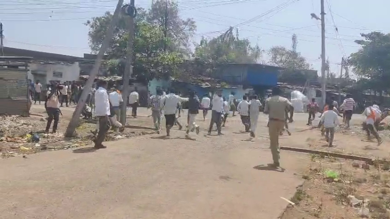 Stone pelting at Bagalkot fish and vegetable market police resort to lathi charge Stone Pelting At Shivaji Jayanti Procession Row 1