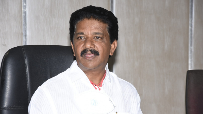 ಚಿತ್ರದುರ್ಗದಲ್ಲಿ ಬರ ಪರಿಹಾರ ವಿತರಣೆಯಲ್ಲಿ ಅಕ್ರಮ - ಶೀಘ್ರ ಕ್ರಮಕ್ಕೆ ಚಳ್ಳಕೆರೆ ಶಾಸಕ ಒತ್ತಾಯ 1 T Raghumurthy Challakere MLA