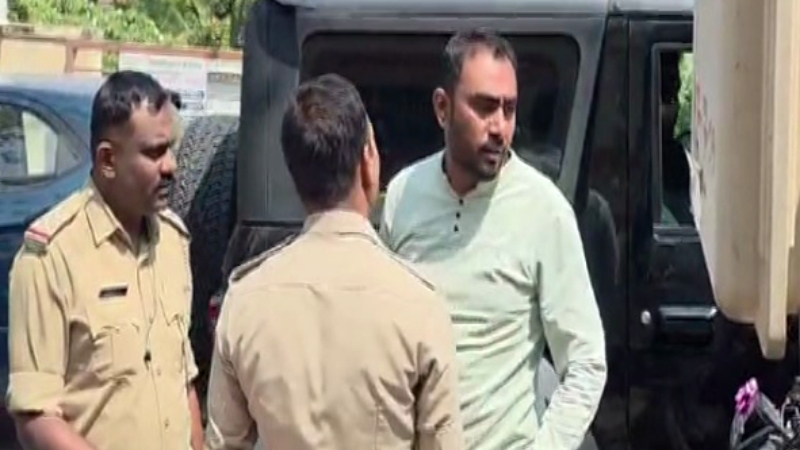 fans flock to rr nagars house for darshans birthday celebration 1