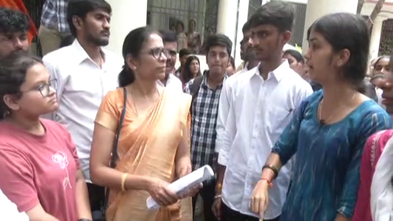 ಮೂಲ ಸೌಕರ್ಯಗಳ ಕೊರತೆ, ಬ್ರಹ್ಮಾಂಡ ಭ್ರಷ್ಟಾಚಾರ ಆರೋಪ - ಮಹಾರಾಣಿ ಕ್ಲಸ್ಟರ್ ವಿವಿ ವಿರುದ್ಧ ಪ್ರತಿಭಟನೆ 3 ABVP Protest