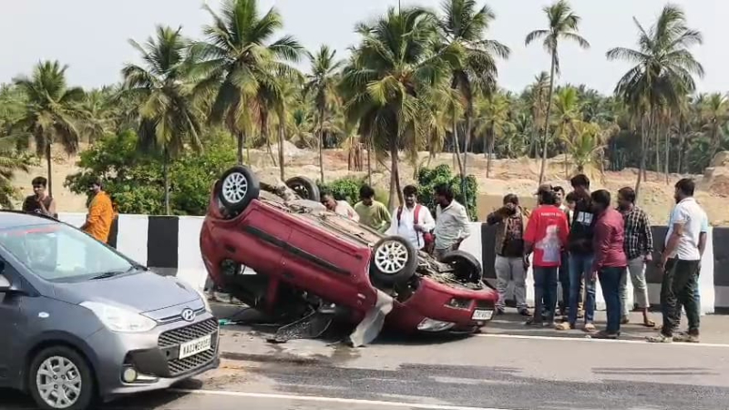 Accident on bengaluru mysuru expressway car overturns on side road