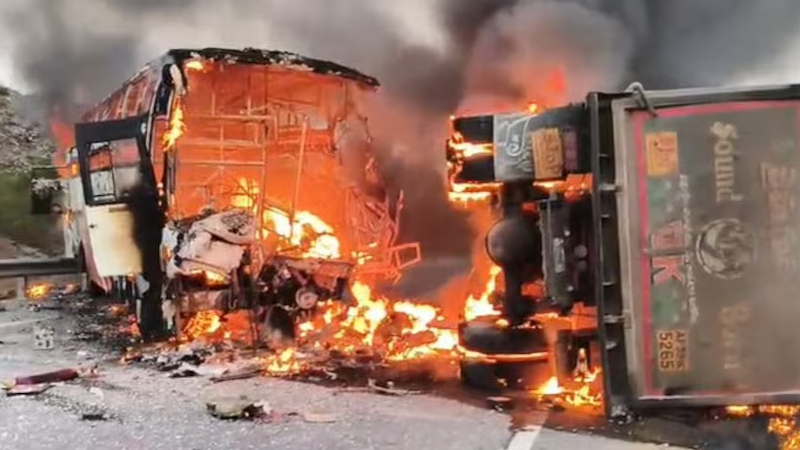 Andhra Pradesh | ಟಿಪ್ಪರ್ಗೆ ಬಸ್ ಡಿಕ್ಕಿ - 12 ಮಂದಿ ಸಜೀವ ದಹನ; ಸುಟ್ಟು ಬೂದಿಯಾದ ಬಸ್ 1 Andhra pradesh