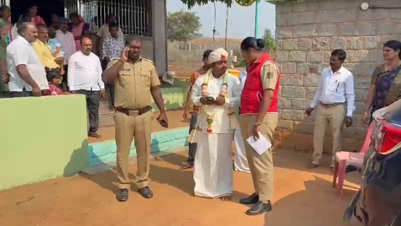 2ನೇ ಮದ್ವೆಯಾಗ್ತಿದ್ದ ಗಂಡ - ತಾಳಿ ಕಟ್ಟೋ ವೇಳೆ ಮೊದಲ ಹೆಂಡ್ತಿ ಎಂಟ್ರಿ; ಮದುವೆ ರದ್ದು, ಪತಿ ಪೊಲೀಸರ ಅತಿಥಿ 3 Chikkaballapura