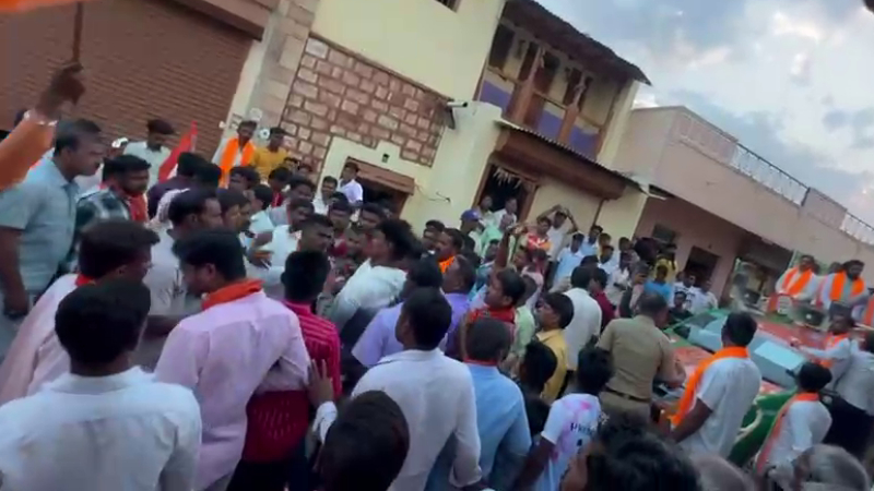 Clashes between Congress and BJP workers at Bagalkote election campaign rally 1