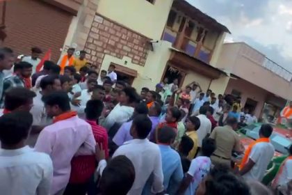 Clashes between Congress and BJP workers at Bagalkote election campaign rally