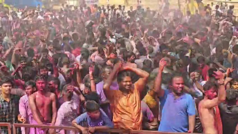 ನಾಡಿನಾದ್ಯಂತ ಹೋಳಿ ಸಂಭ್ರಮ - ಬಣ್ಣದಲ್ಲಿ ಮಿಂದೆದ್ದ ಚಿಣ್ಣರು, ಯುವಕ-ಯುವತಿಯರು 7 Holi Celebration 3