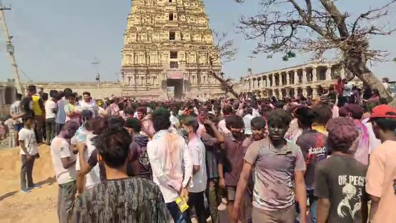 ನಾಡಿನಾದ್ಯಂತ ಹೋಳಿ ಸಂಭ್ರಮ - ಬಣ್ಣದಲ್ಲಿ ಮಿಂದೆದ್ದ ಚಿಣ್ಣರು, ಯುವಕ-ಯುವತಿಯರು 9 Holi Celebration 4