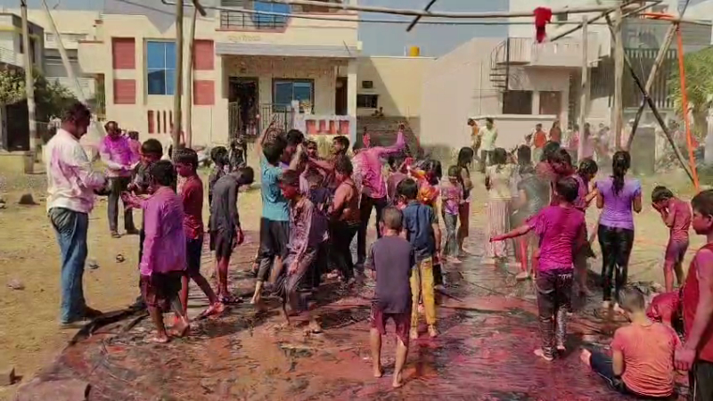 ನಾಡಿನಾದ್ಯಂತ ಹೋಳಿ ಸಂಭ್ರಮ - ಬಣ್ಣದಲ್ಲಿ ಮಿಂದೆದ್ದ ಚಿಣ್ಣರು, ಯುವಕ-ಯುವತಿಯರು 8 Holi Celebration