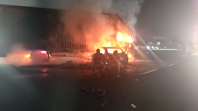 ಕಂಟೇನರ್ ಲಾರಿ, ಕಾರು ನಡುವೆ ಭೀಕರ ಅಪಘಾತ - ಧಗಧಗನೆ ಹೊತ್ತಿ ಉರಿದ ಕಾರು 2 Hoskote Container Car Accident 1