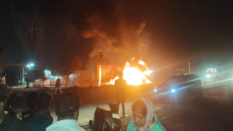 ಕಂಟೇನರ್ ಲಾರಿ, ಕಾರು ನಡುವೆ ಭೀಕರ ಅಪಘಾತ - ಧಗಧಗನೆ ಹೊತ್ತಿ ಉರಿದ ಕಾರು 3 Hoskote Container Car Accident
