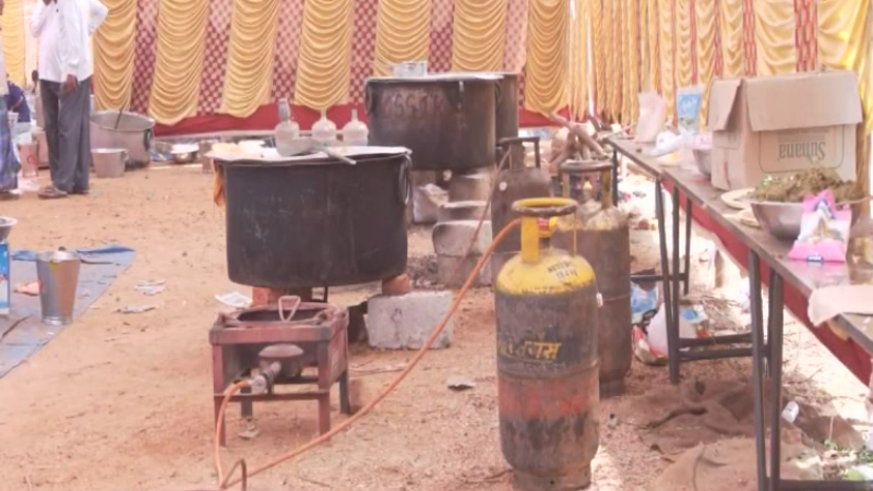 Iran War LPG Gas Shortage 12 Commercial LPG Cylinder found in the HK Patil program Gadag
