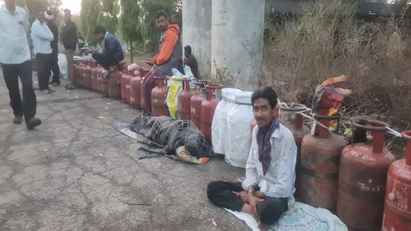 ರಾಜ್ಯದಲ್ಲಿ ಪೆಟ್ರೋಲ್, ಎಲ್ಪಿಜಿ ಸಿಲಿಂಡರ್ಗೆ ತೀವ್ರ ಅಭಾವನಾ? - ಕಲಬುರಗಿಯಲ್ಲಿ ರಾತ್ರಿಯಿಡೀ ಕ್ಯೂ ಕೂತ ಜನ 3 LPG 1