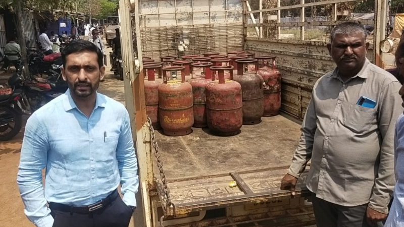 ಜಗಳೂರು | ಹೋಟೆಲ್ಗಳ ಮೇಲೆ ತಹಶೀಲ್ದಾರ್ ದಾಳಿ - 20 ಗೃಹ ಬಳಕೆ ಸಿಲಿಂಡರ್ ವಶಕ್ಕೆ 1 LPG Cylinders Jagalur