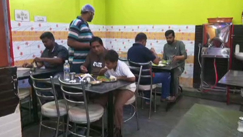 ತಗ್ಗದ ವಾಣಿಜ್ಯ ಸಿಲಿಂಡರ್ ಅಭಾವ - ಭಾನುವಾರದ ಬಾಡೂಟಕ್ಕೂ ʻಗ್ಯಾಸ್ ಟ್ರಬಲ್ʼ 2 Rajanna Hotel 2