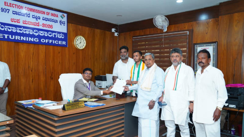 ಕುಟುಂಬ ರಾಜಕಾರಣ ಬೆಂಬಲಿಸಲ್ಲ, ಗೆಲ್ಲುವ ಅಭ್ಯರ್ಥಿಗೆ ಟಿಕೆಟ್ - ಸಮರ್ಥ್ ಶಾಮನೂರು ನಾಮಪತ್ರ ಸಲ್ಲಿಕೆ ಬಳಿಕ ಸಿಎಂ ಮಾತು 1 Samarth Shamanur