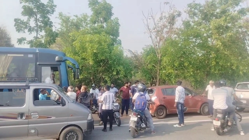 ನೆಲಮಂಗಲ ಬಳಿ ಸರಣಿ ಅಪಘಾತ - ರೊಚ್ಚಿಗೆದ್ದ ಸವಾರರಿಂದ KSRTC ಚಾಲಕನಿಗೆ ಥಳಿತ 3 Serial accident near Nelamangala KSRTC driver beaten up by angry commuters Nelamangala Bengaluru 1