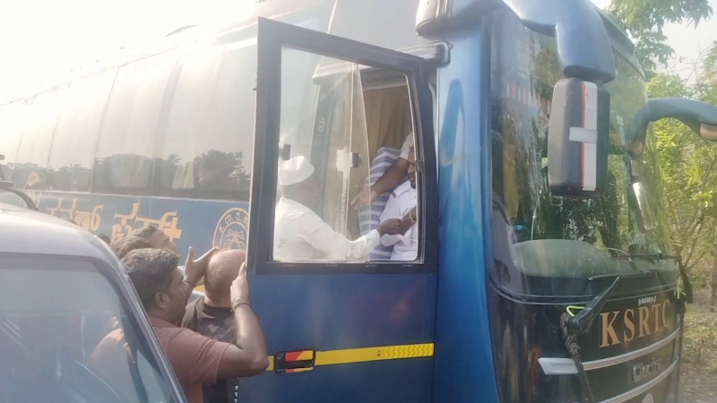 ನೆಲಮಂಗಲ ಬಳಿ ಸರಣಿ ಅಪಘಾತ - ರೊಚ್ಚಿಗೆದ್ದ ಸವಾರರಿಂದ KSRTC ಚಾಲಕನಿಗೆ ಥಳಿತ 2 Serial accident near Nelamangala KSRTC driver beaten up by angry commuters Nelamangala Bengaluru 2