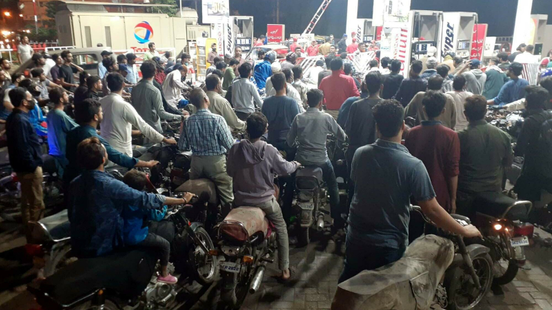 USA Iran War Pakistan petrol price hiked by PKR 55 per litre petrol now selling at 321 17 litre diesel 335 86