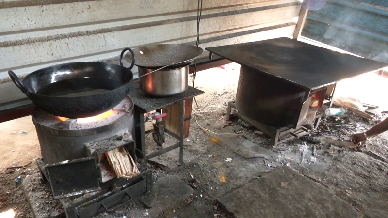 ಎಲ್ಪಿಜಿ ಅಭಾವ - ಹೊಗೆರಹಿತ ಎಲೆಕ್ಟ್ರಿಕ್ ಸೌದೆ ಒಲೆ ಮೊರೆ ಹೋದ ಹೋಟೆಲ್ ಮಾಲೀಕ 5 Wood stove 1