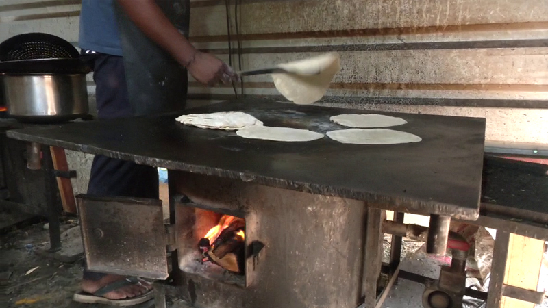 ಎಲ್ಪಿಜಿ ಅಭಾವ - ಹೊಗೆರಹಿತ ಎಲೆಕ್ಟ್ರಿಕ್ ಸೌದೆ ಒಲೆ ಮೊರೆ ಹೋದ ಹೋಟೆಲ್ ಮಾಲೀಕ 4 Wood stove 4