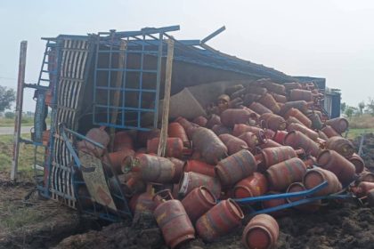 a lorry carrying lpg cylinders overturned in rona