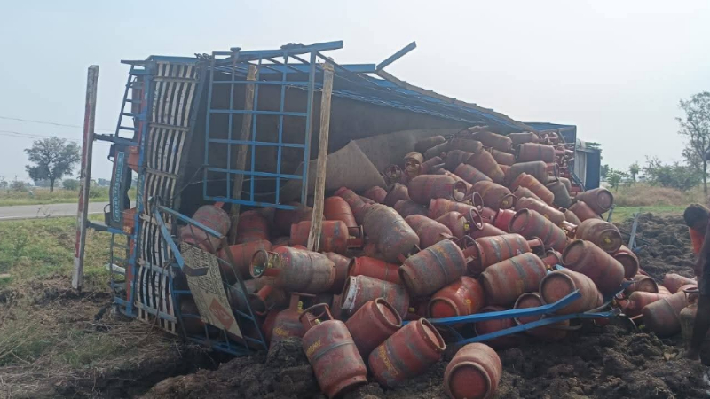 ಎಲ್ಪಿಜಿ ಸಿಲಿಂಡರ್ ಸಾಗಿಸುತ್ತಿದ್ದ ಲಾರಿ ಪಲ್ಟಿ 1 a lorry carrying lpg cylinders overturned in rona