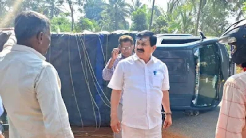 arecanut truck overturn at thirthahalli