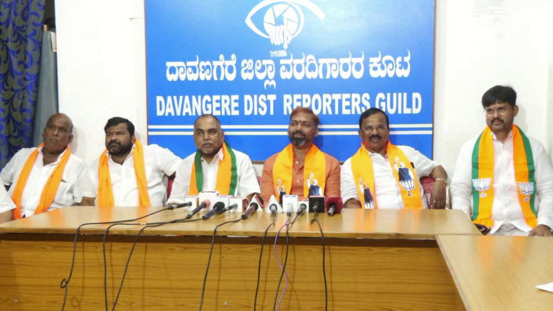 ದಾವಣಗೆರೆ | ಯಾರಿಗೆ ಟಿಕೆಟ್ ಕೊಟ್ಟರೂ ಬಿಜೆಪಿ ಗೆಲ್ಲಿಸ್ತೇವೆ - ಐವರು ಟಿಕೆಟ್ ಆಕಾಂಕ್ಷಿಗಳಿಂದ ಒಗ್ಗಟ್ಟು ಪ್ರದರ್ಶನ 1 byelections for davangere south press meet by five bjp ticket aspirants