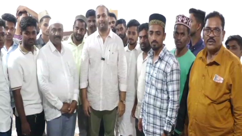 davanagere south by election local youth express anger against sadiq pailwan