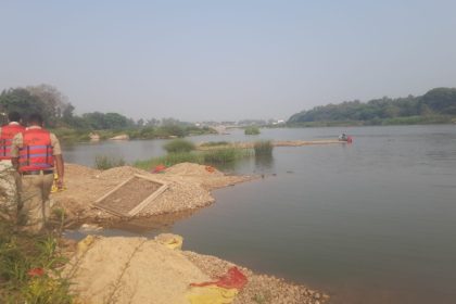 lovers attempt suicide by jumping into tungabhadra river rescued