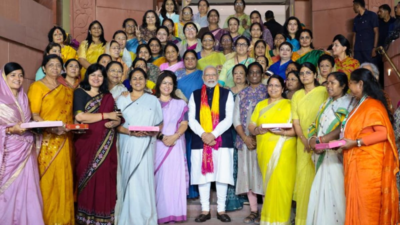 ಮಹಿಳಾ ಮೀಸಲಾತಿ ಮಸೂದೆಗೆ ಸಂಸತ್ತಿನಲ್ಲಿ ಒಪ್ಪಿಗೆ ಸಿಕ್ಕಿದ ನಂತರ ಎನ್‌ಡಿಎ ಮಹಿಳಾ ಸಂಸದರ ಜೊತೆ ಮೋದಿ