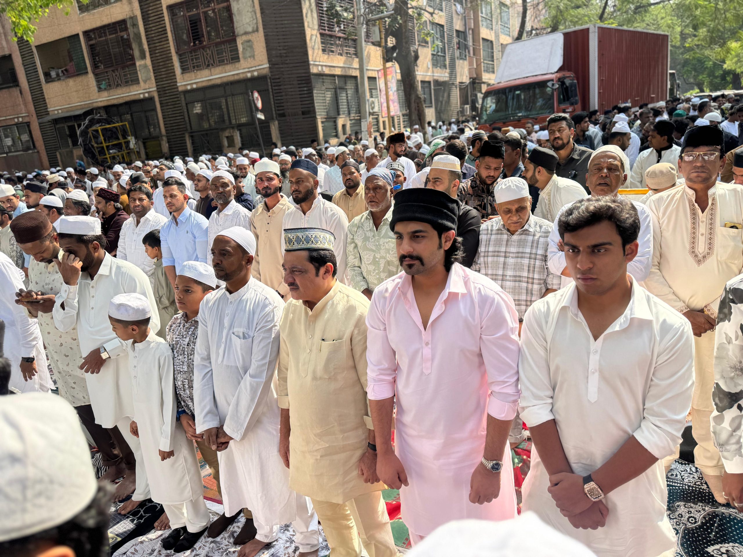 ರಂಜಾನ್ ಸಂಭ್ರಮ: ಮುಸ್ಲಿಂ ಬಾಂಧವರ ಜೊತೆ ಸಾಮೂಹಿಕ ಪ್ರಾರ್ಥನೆಯಲ್ಲಿ ಸಿಎಂ ಭಾಗಿ 7 zameer ahmed ramzan scaled