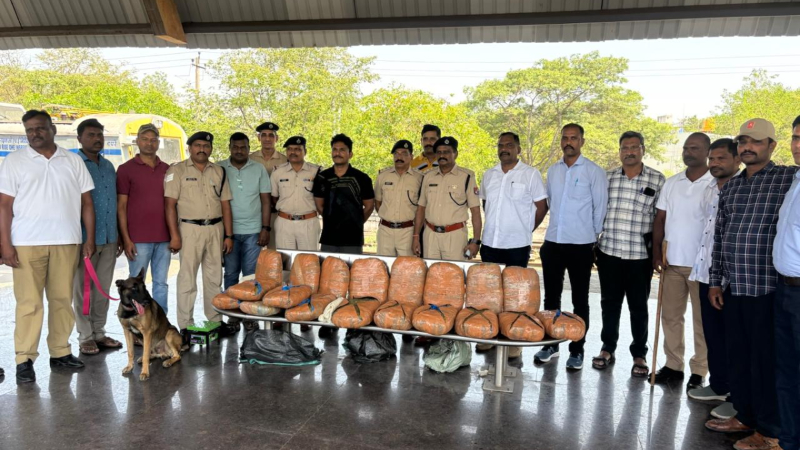 40 49 kg of Ganja worth Rs 20 24 lakh seized at Ballari railway station accused escape