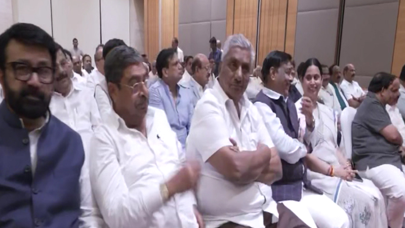 ಸಚಿವ ಸಂಪುಟ ಪುನಾರಚನೆಗೆ ತೀವ್ರಗೊಂಡ ಕೂಗು - ದೆಹಲಿಗೆ ಹೊರಟ ಹಿರಿಯ ಶಾಸಕರ ತಂಡ 4 Congress Cabinet 3