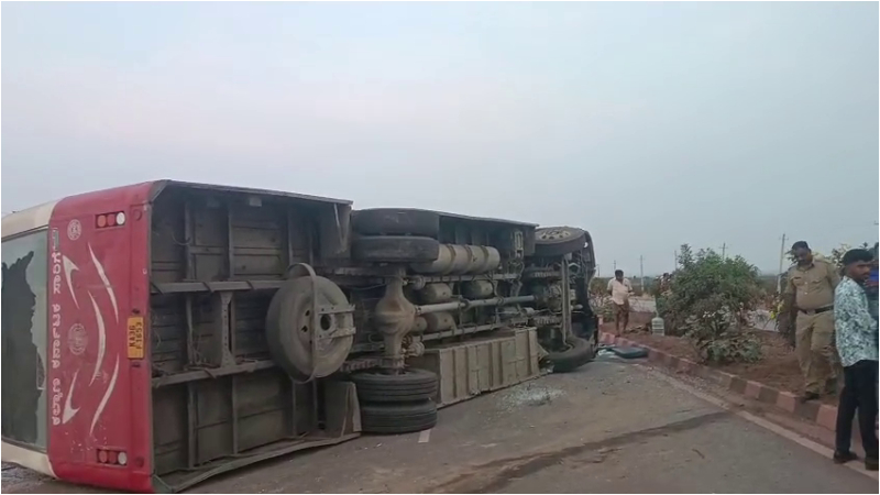 Karnataka Government bus overturns near Challakere Chitradurga 44 passengers rescued 1