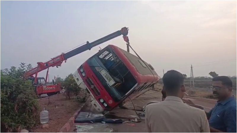 Karnataka Government bus overturns near Challakere Chitradurga 44 passengers rescued 2