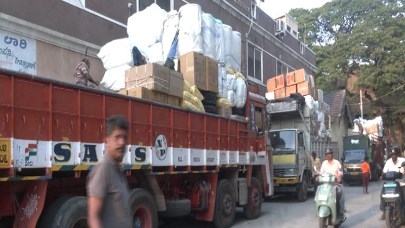 LPG, CNG ಮಧ್ಯೆ ಹೈವೇಗಳಲ್ಲಿ ಡಿಸೇಲ್ ಕೊರತೆ - ಸರಕು ವಾಹನಗಳ ಬಾಡಿಗೆಯೂ ಏರಿಕೆ! 4 Lorry