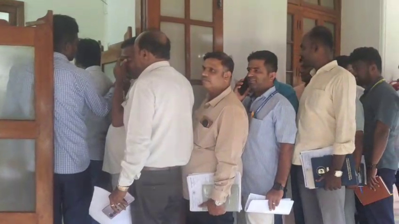 MLAs PA Que For IPL Ticket