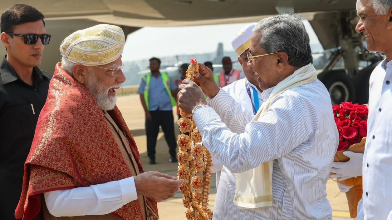 HALನಲ್ಲಿ ಪ್ರಧಾನಿ ಮೋದಿ ಸ್ವಾಗತಿಸಿದ ಸಿಎಂ - ರಾಜ್ಯಕ್ಕೆ ಸಂಬಂಧಿಸಿದ 18 ಬೇಡಿಕೆಗಳ ಪಟ್ಟಿ ಕೊಟ್ಟ ಸಿದ್ದರಾಮಯ್ಯ 4 Modi SIddramaiah 2