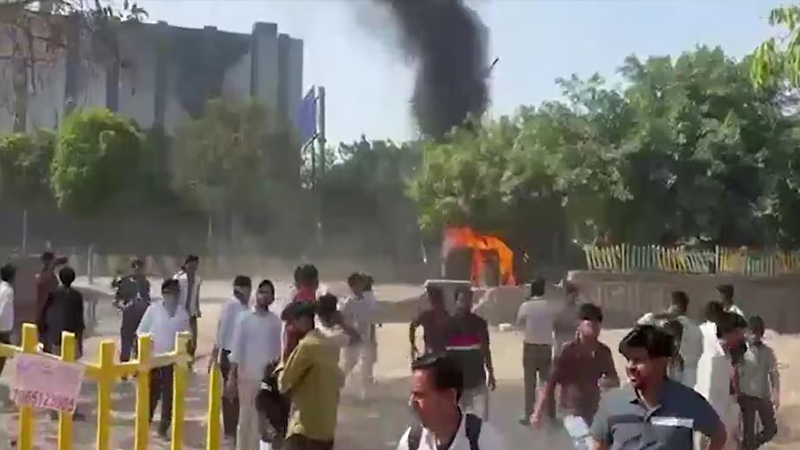 ವೇತನ ಹೆಚ್ಚಳಕ್ಕೆ ಆಗ್ರಹಿಸಿ ನಡೆಸುತ್ತಿದ್ದ ನೌಕರರ ಪ್ರತಿಭಟನೆ ವೇಳೆ ಹಿಂಸಾಚಾರ - ಪೊಲೀಸರ ವಾಹನಗಳಿಗೆ ಬೆಂಕಿ 3 Noida Protest 2