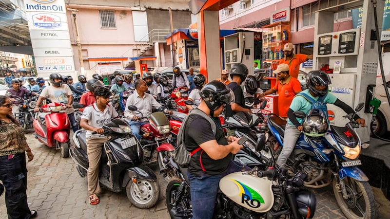 ಪ್ರೀಮಿಯಂ ಪೆಟ್ರೋಲ್ 160 ರೂ.ಗೆ ಏರಿಕೆ - ಜೆಟ್ ಇಂಧನ ಬೆಲೆ 2 ಲಕ್ಷ ರೂ.ಗೆ ಜಿಗಿತ 3 Petrol