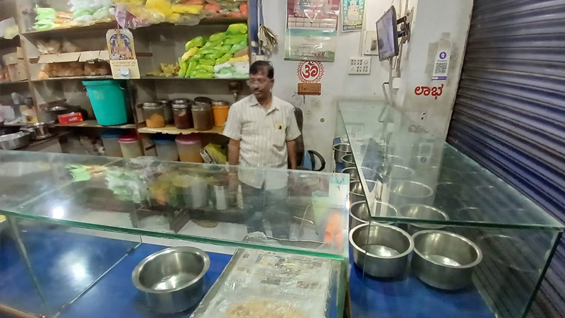 ರಾಯಚೂರಿನಲ್ಲಿ ರೊಟ್ಟಿ ಕೇಂದ್ರಗಳಿಗೆ ತಟ್ಟಿದ ಗ್ಯಾಸ್ ಸಿಲಿಂಡರ್ ಬಿಸಿ 3 Raichur