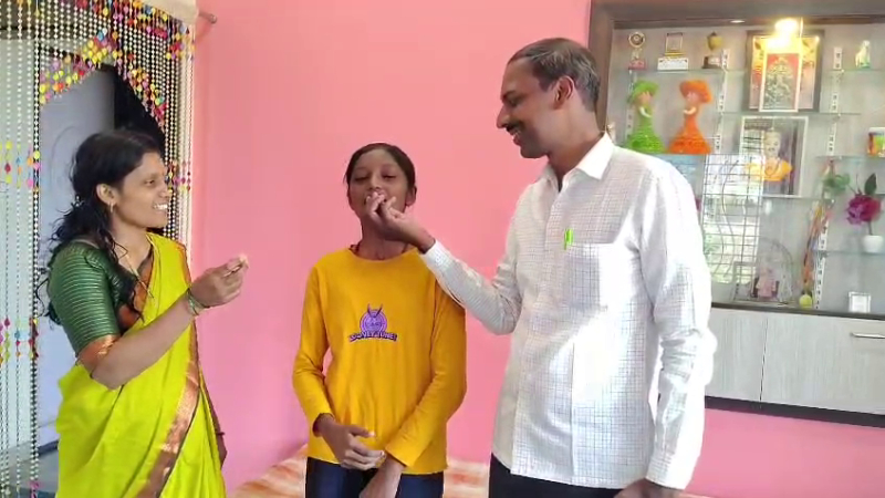 SSLC Results Chikkodis Prathana who studied in a government school secured first place in Karnataka