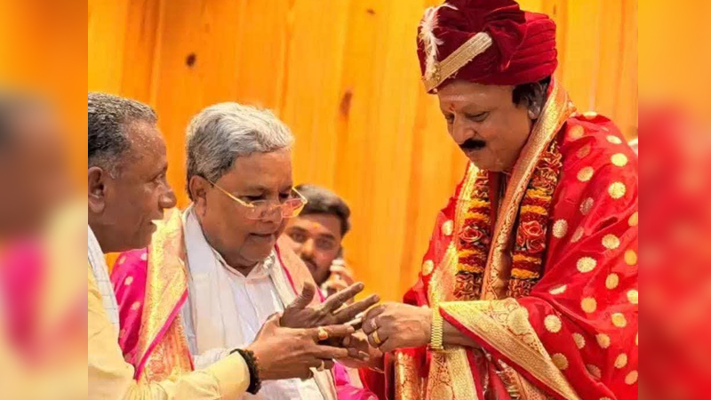 ನಾಲ್ವಾರ ಶ್ರೀ ಕೋರಿಸಿದ್ದೇಶ್ವರ ಮಠಕ್ಕೆ ಸಿಎಂ ಭೇಟಿ - ಸಿದ್ದರಾಮಯ್ಯಗೆ ಚಿನ್ನದ ಉಂಗುರ ತೊಡಿಸಿ ಸತ್ಕಾರ 1 Siddaramaiah 2